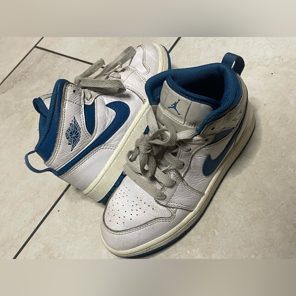Selling a pair of Little Kids’ Air Jordan 1 Mid in size 13.5C.